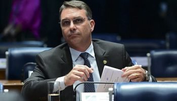 Análise: Flávio Bolsonaro busca ser versão moderada do pai