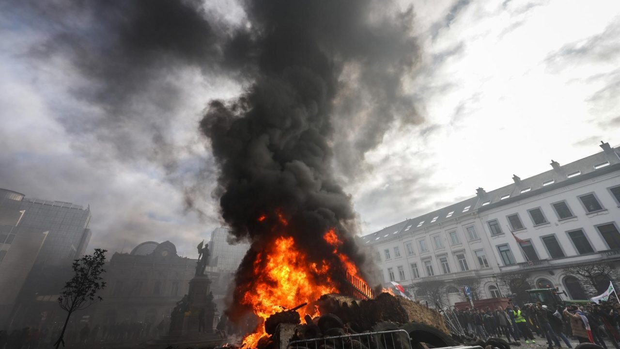 Agricultores fazem protesto incendiário na Bélgica contra acordo com Mercosul