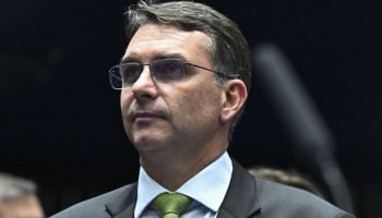 Flávio Bolsonaro Admite Recuo em Pré-Candidatura à Presidência de 2026