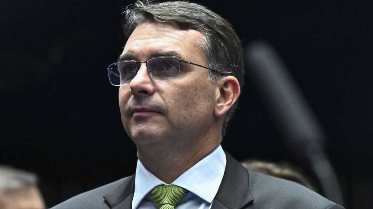 Flávio Bolsonaro Admite Recuo em Pré-Candidatura à Presidência de 2026