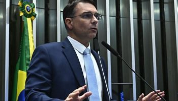 Flávio Bolsonaro Condiciona Retirada de Pré-Candidatura à Liberdade e Elegibilidade do Pai