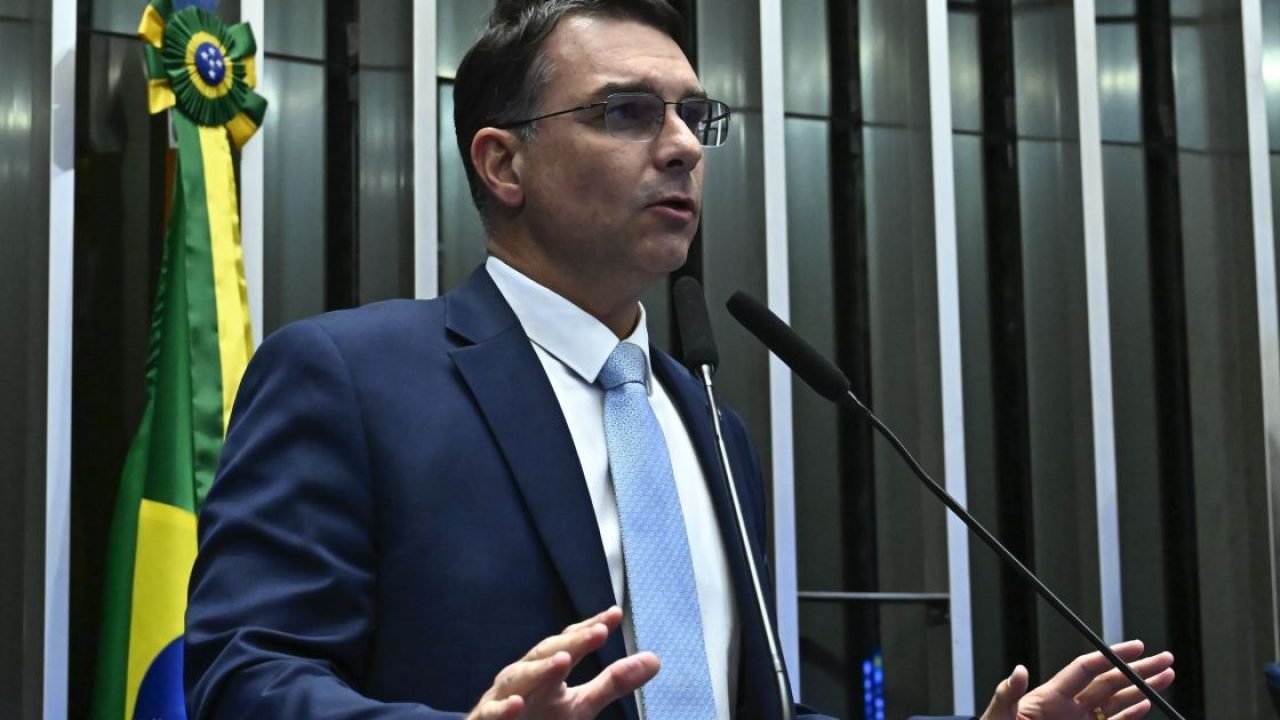 Flávio Bolsonaro Condiciona Retirada de Pré-Candidatura à Liberdade e Elegibilidade do Pai