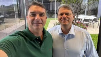 Tarcísio de Freitas Garante Apoio a Flávio Bolsonaro em Pré-Candidatura Presidencial