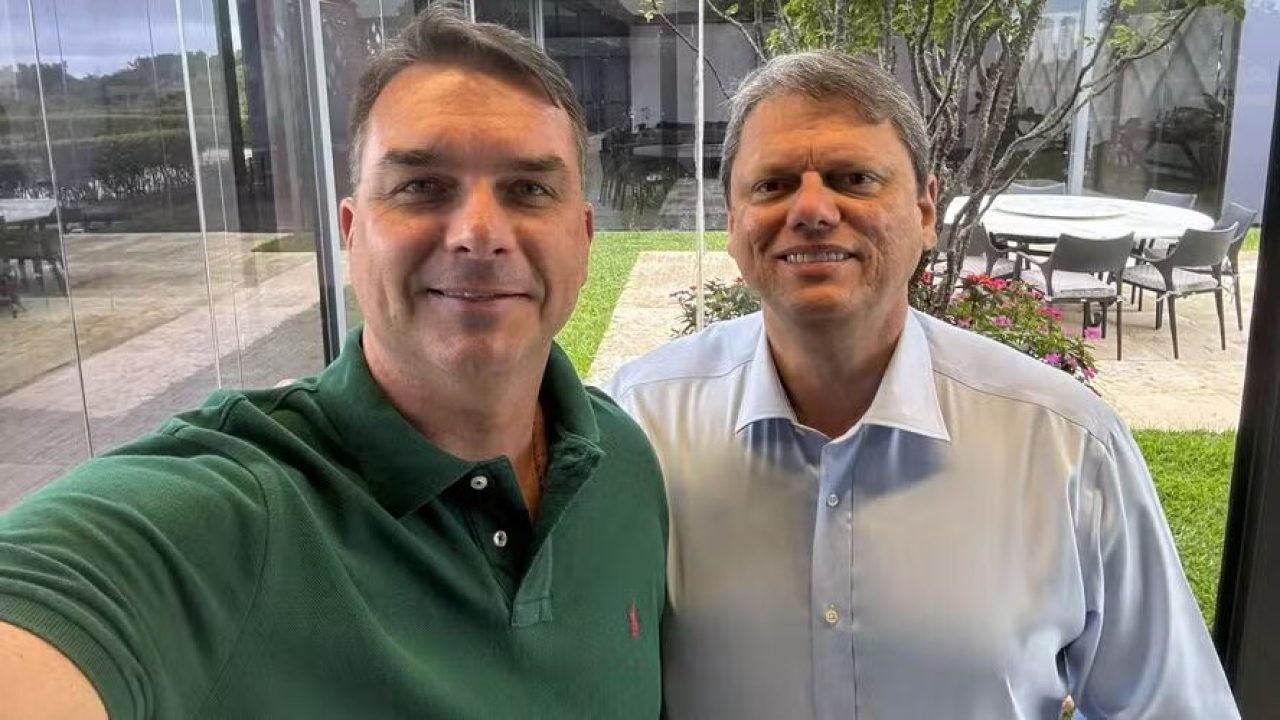 Tarcísio de Freitas Garante Apoio a Flávio Bolsonaro em Pré-Candidatura Presidencial