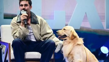 Nicolas Prattes Chega à CCXP25 em Fusca com Cachorro Shurastey