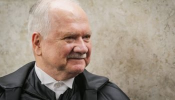 O-novo-presidente-do-Supremo-Tribunal-Federal-ministro-Edson-Fachin-recebe-os-cumprimentos-do-presidente-Lula-e-dos-demais-ministros-apos-cerimonia-de-posse.-Metropoles-15-1