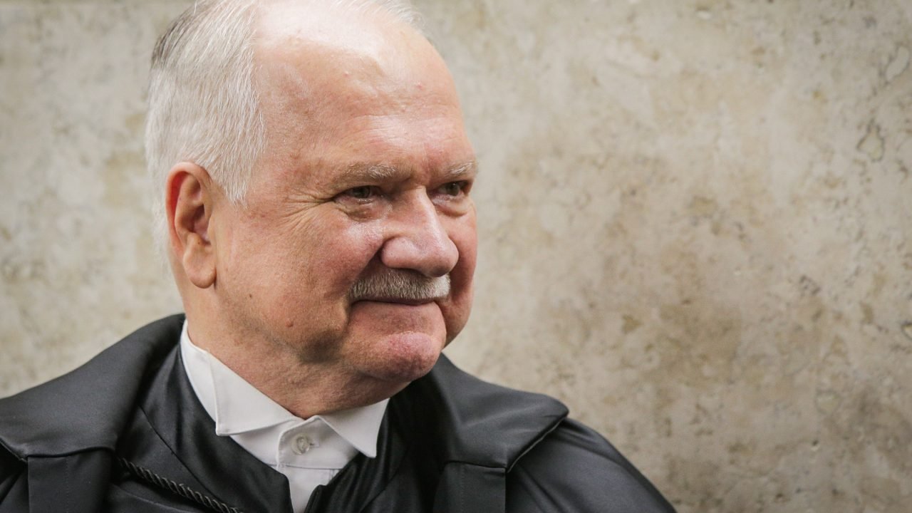 O-novo-presidente-do-Supremo-Tribunal-Federal-ministro-Edson-Fachin-recebe-os-cumprimentos-do-presidente-Lula-e-dos-demais-ministros-apos-cerimonia-de-posse.-Metropoles-15-1