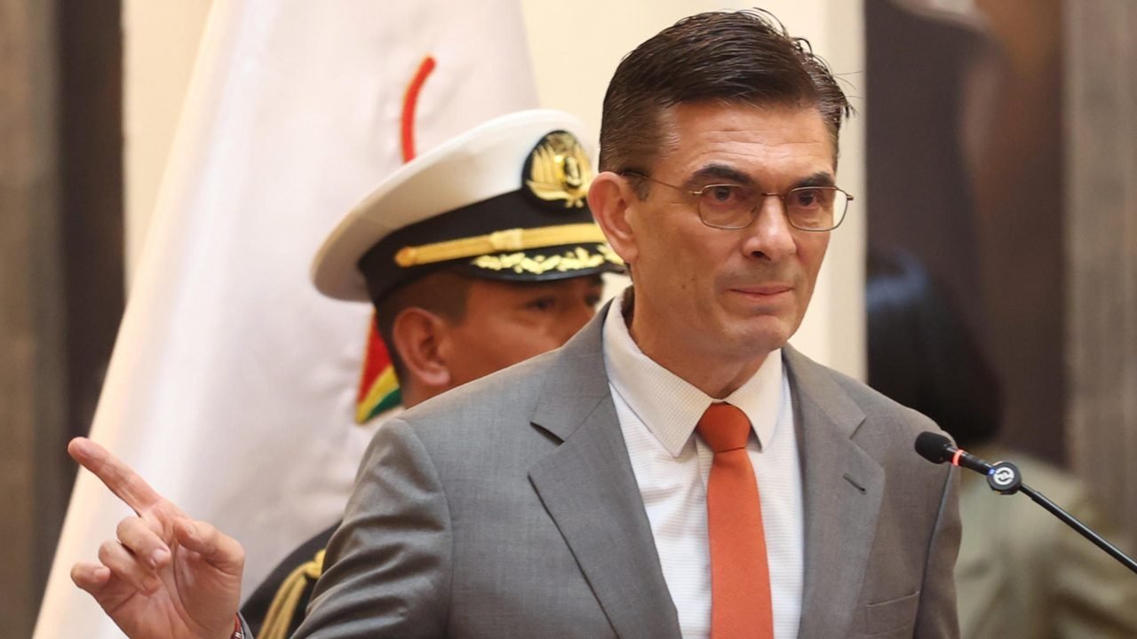 Paz Declara Emergência Econômica na Bolívia e Encerra Subsídios a Combustíveis