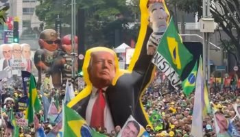 boneco-inflavel-de-trump-seguranca-lula-preso-em-ato-de-flavio-bolsonaro-na-avenida-paulista