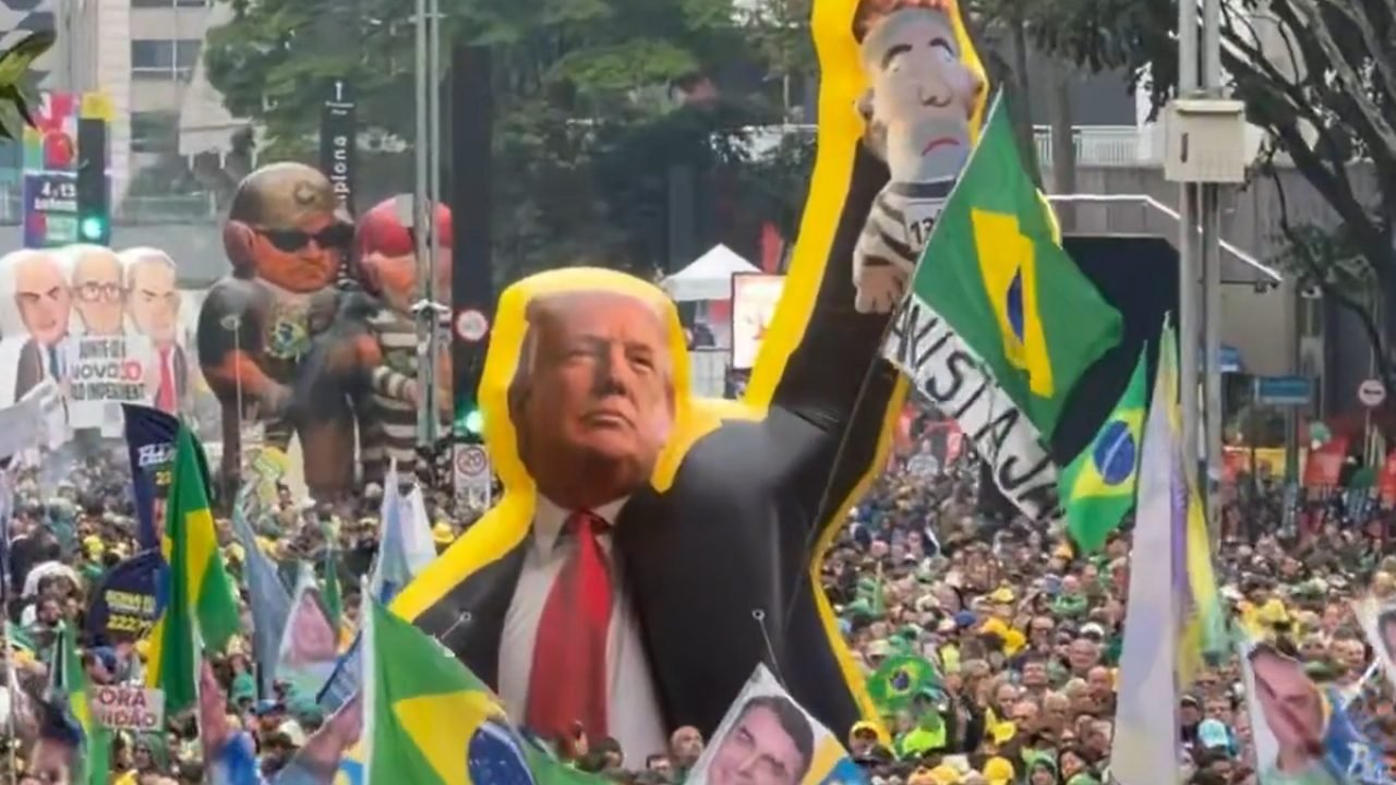 boneco-inflavel-de-trump-seguranca-lula-preso-em-ato-de-flavio-bolsonaro-na-avenida-paulista