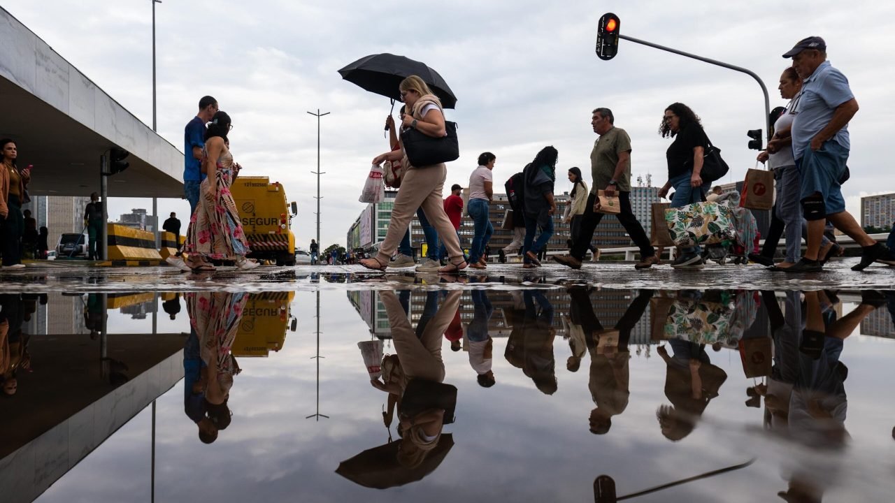 chuva-fora-de-epoca-atinge-a-regiao-central-de-brasilia-metropoles-8-scaled-1