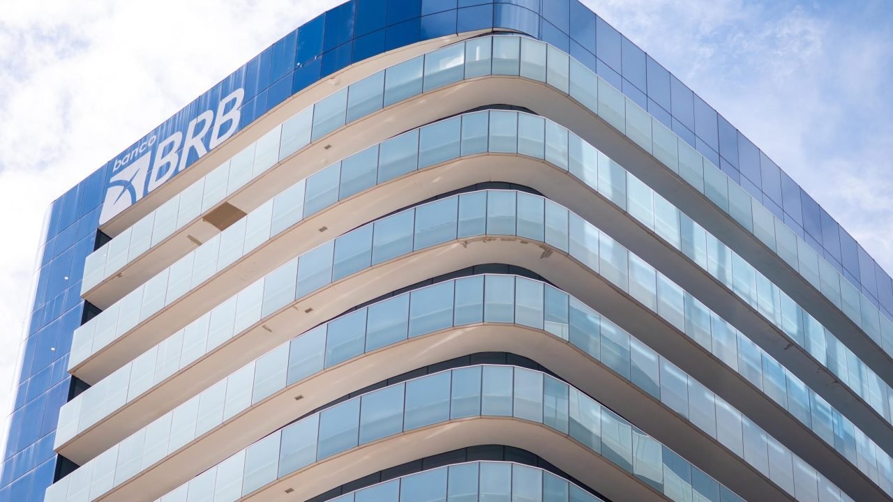 fachada-do-banco-de-brasilia-brb-no-centro-empresarial-cnc-regiao-central-de-brasilia-metropoles-9-scaled-1