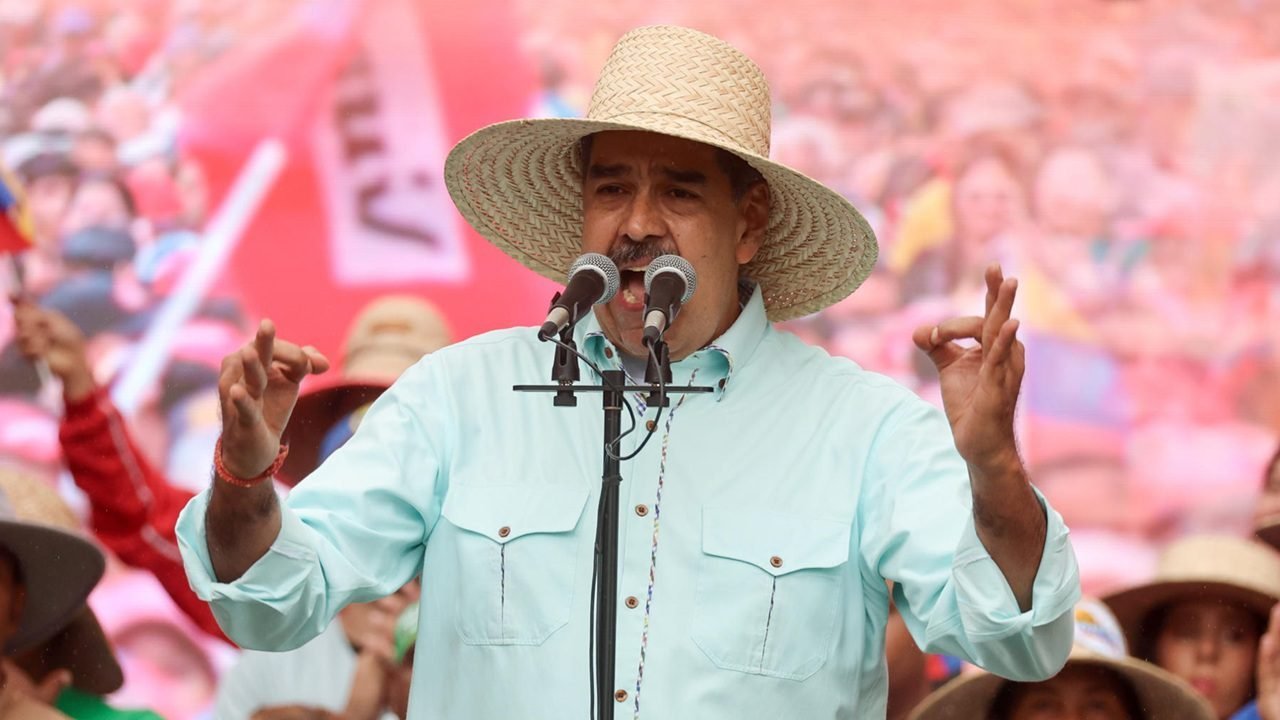 Regime de Maduro critica bloqueio a petroleiros e acusa EUA de roubo de riquezas