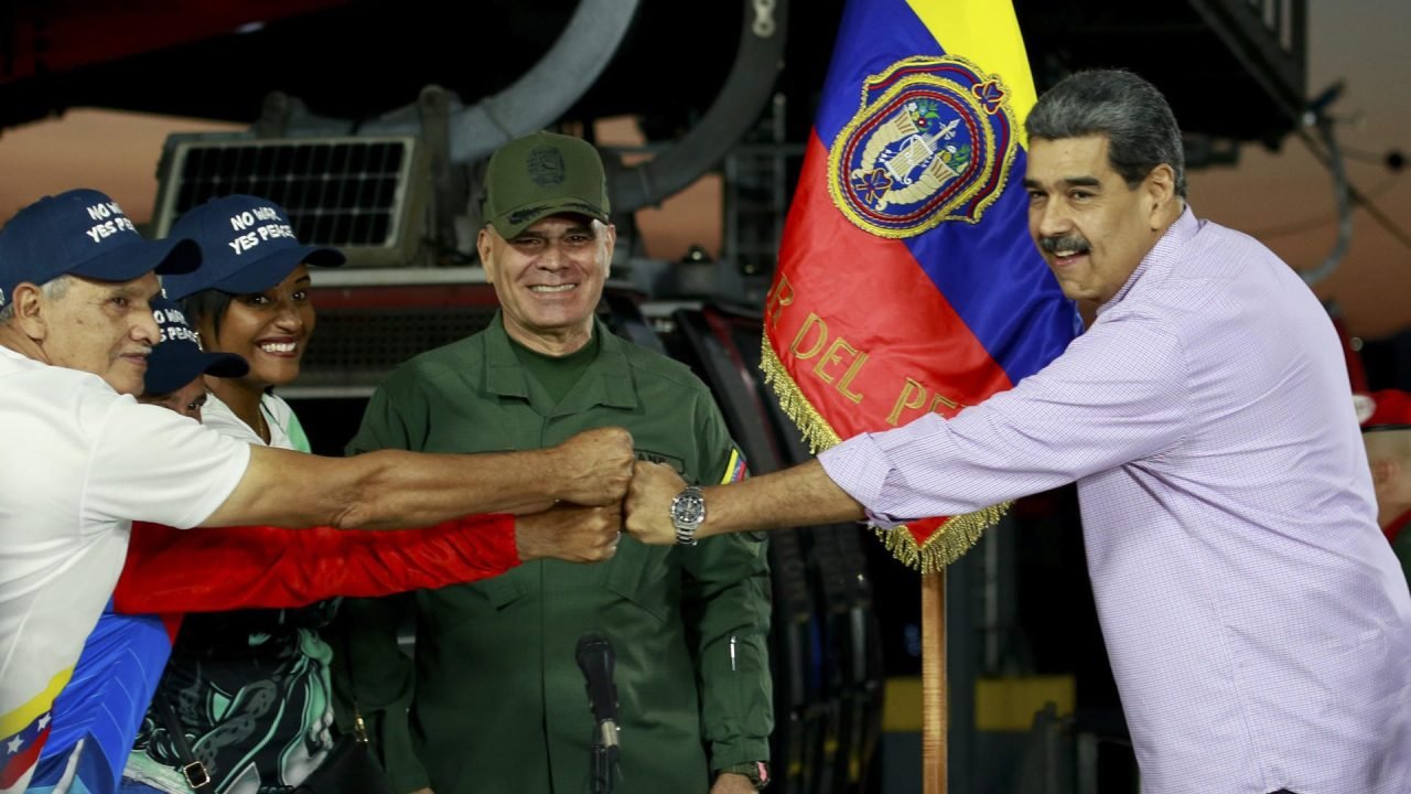 Maduro cria prêmio alternativo e concede a si mesmo