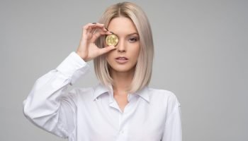 mulher-bitcoin-divulgacao