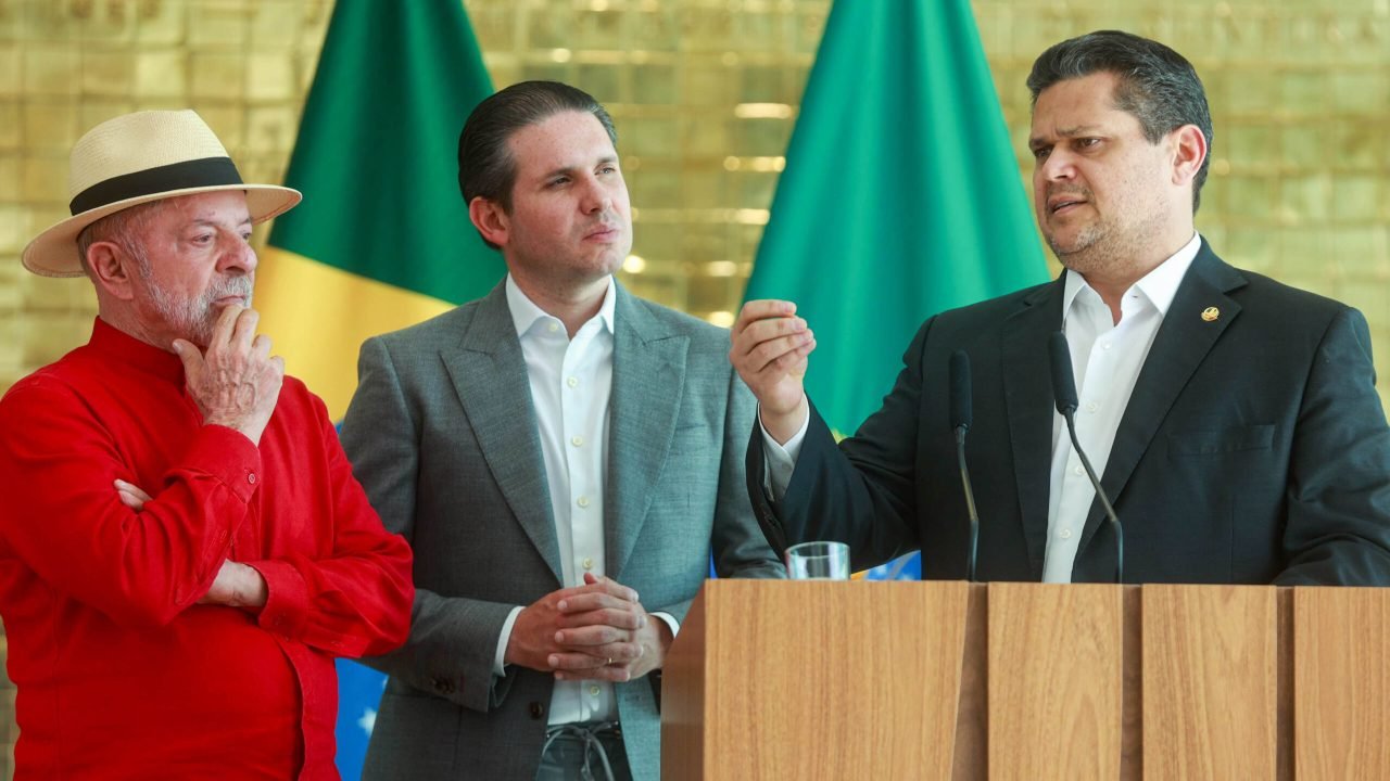 os-presidentes-luiz-inacio-lula-da-silva-da-republica-davi-alcolumbre-do-senado-e-hugo-motta-da-camara-dos-deputados-fazem-declaracao-no-palacio-da-alvorada-metropoles-6-scaled-1