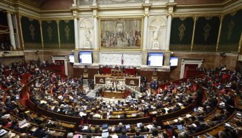 Parlamento da França suspende reforma da Previdência de Macron