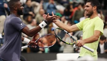Na véspera de duelo contra João Fonseca, Alcaraz perde para Tiafoe