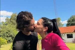 Ana Castela exibe beijo apaixonado em Zé Felipe